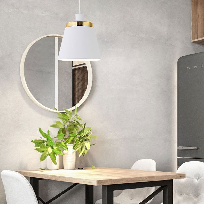 Plafonnier à pendentif conique de style moderne.