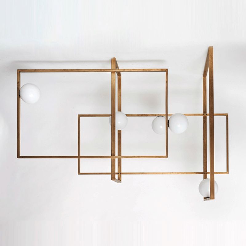 Neuartige postmoderne 5-flammige, halbbündige, goldfarbene, ineinandergreifende, rechteckige Deckenlampe mit kugelförmigem weißem Glasschirm