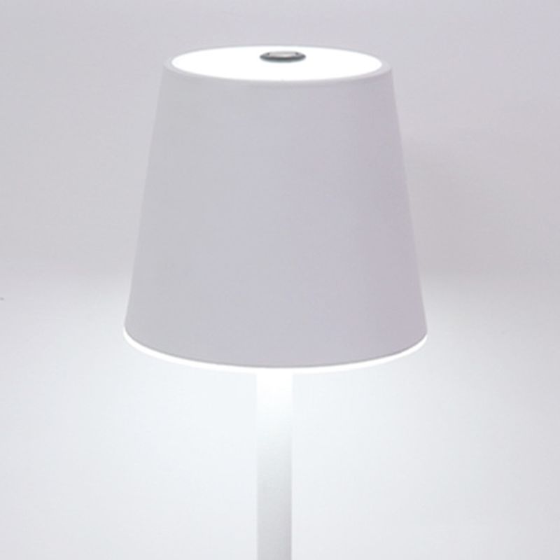 Lampada da tavolo contemporanea a 1 luce a cono in metallo a LED Light per sala da pranzo