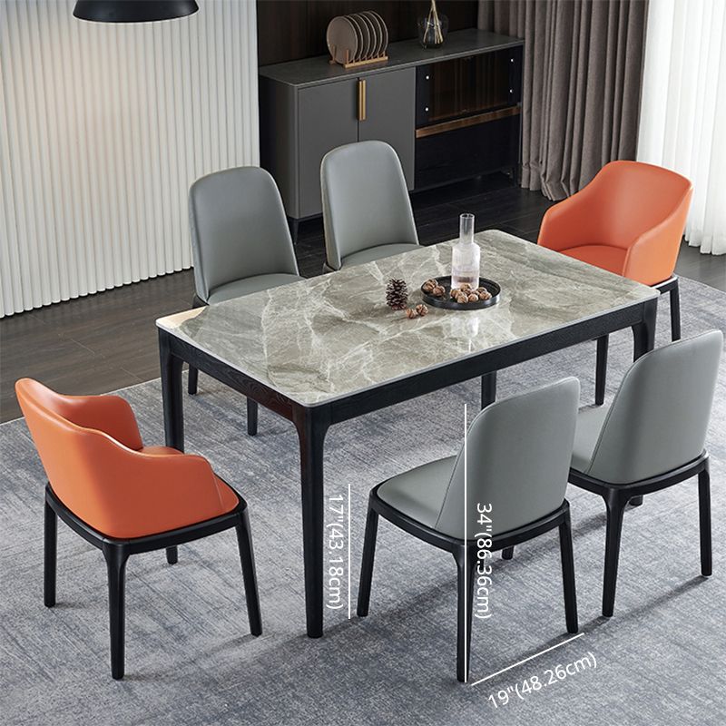 Esstisch im minimalistischen Stil mit Rechteckform -Tisch und gepolsterten Stühlen