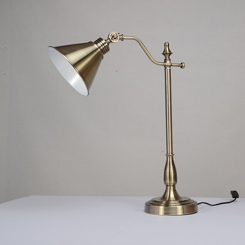 Lámpara de mesa de noche cónica metálica de granja con luz de escritorio LED con acabado dorado y cable enchufable