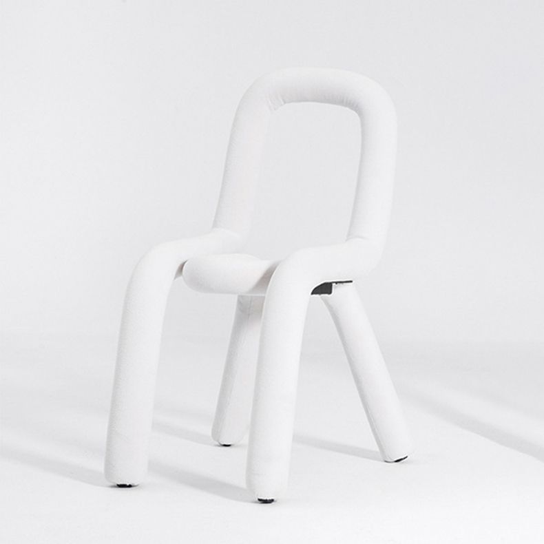 Silla lateral curvada de terciopelo de estilo diseñador, silla de comedor con respaldo abierto y acabado mate