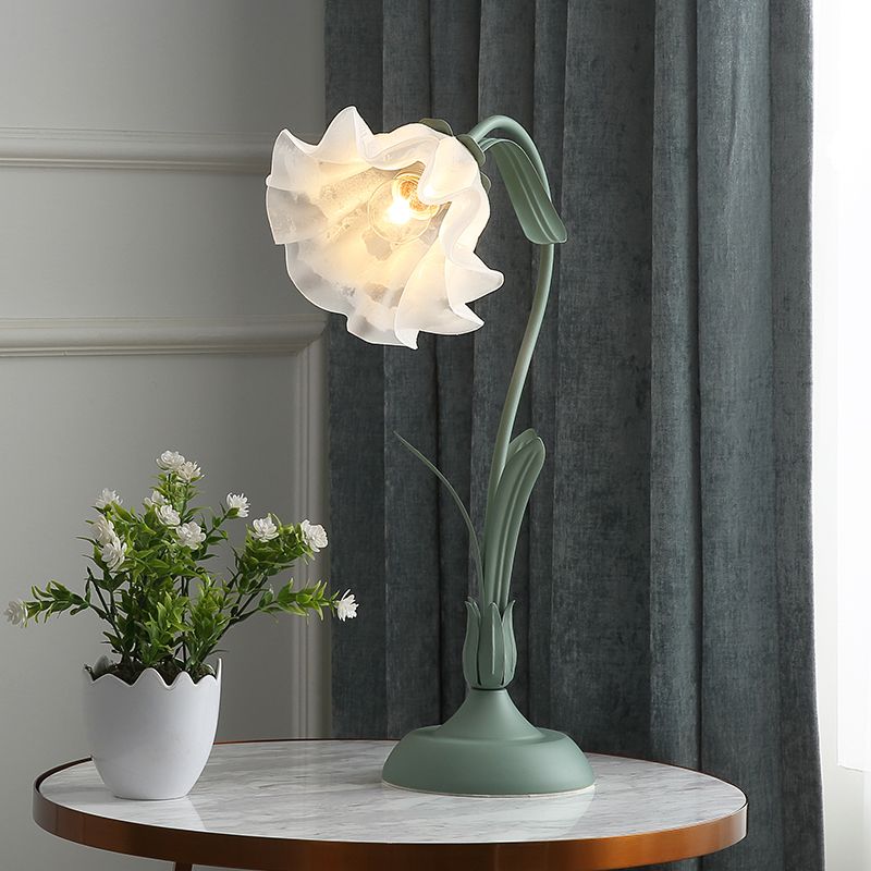 Éclairage de table festonné en métal, lampe de table de chevet de salon à 1 tête pastorale en gris et vert