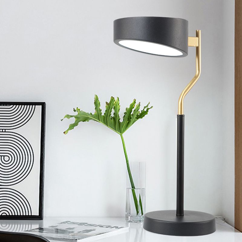 Geometrie -Tischlampe moderner Metall mit einem Lichttischlicht