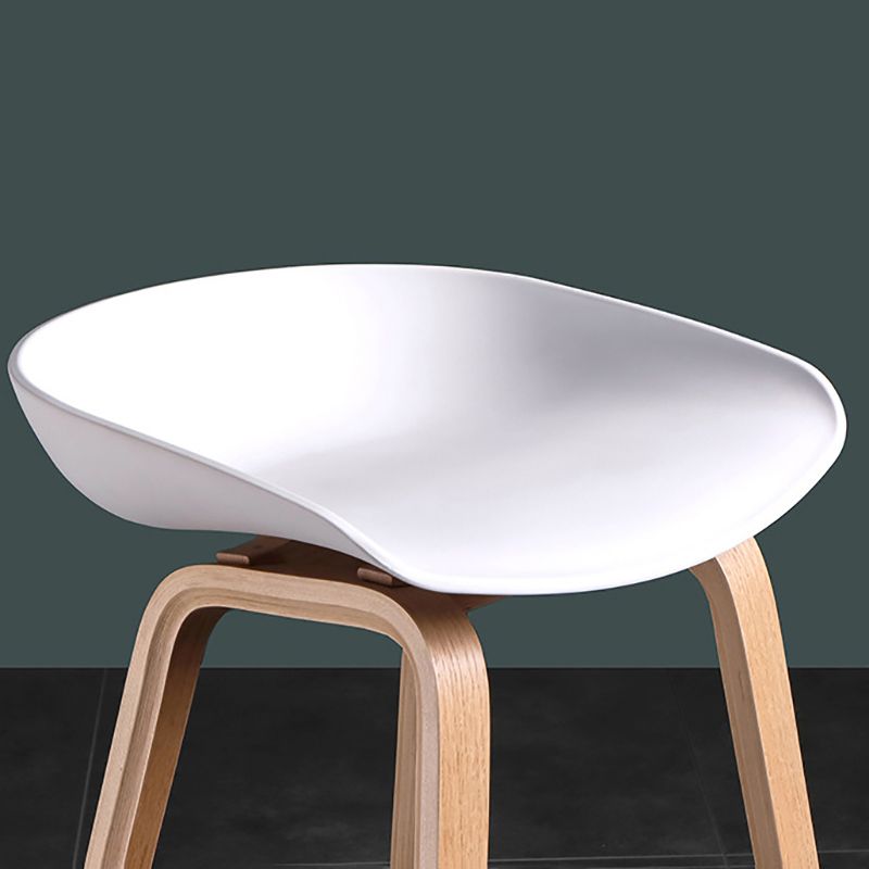 Moderne massief houten barkruk met voetsteun en lage rugleuning. Stijlvolle barkruk