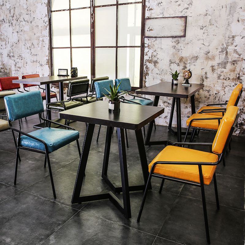 Silla de comedor industrial de cuero con respaldo abierto y acabado mate (juego de 4)