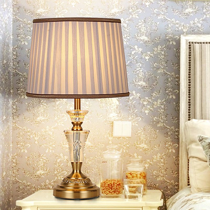 1 helle Nachttischleichte Landschaft Falten Schatten Stoff Nachttisch Lampe in Beige/Rosa mit Kristallbasis