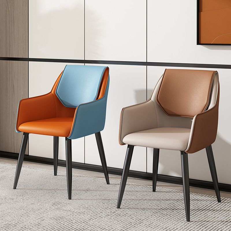 Silla de comedor con respaldo sólido y acabado mate de cuero moderno para sala de estar