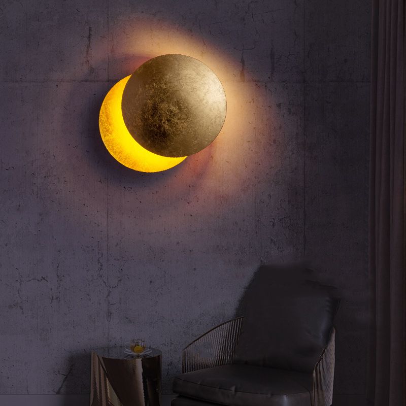 Estilo nórdico Rotable Solar Eclipse Splipse Splipe Metal Metal Redone Red Red Cull Moon Lámpara de montaje para dormitorio para dormitorio