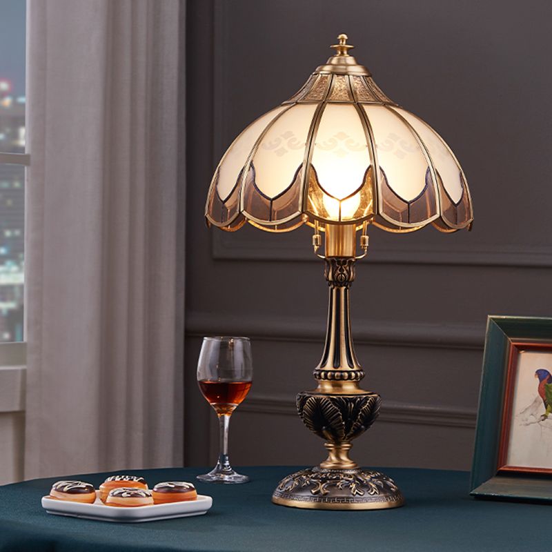 Bronze 1-Kopf-Nachttisch leichte traditionelle gefrorene Glasschallopierte Tischlampe für Schlafzimmer