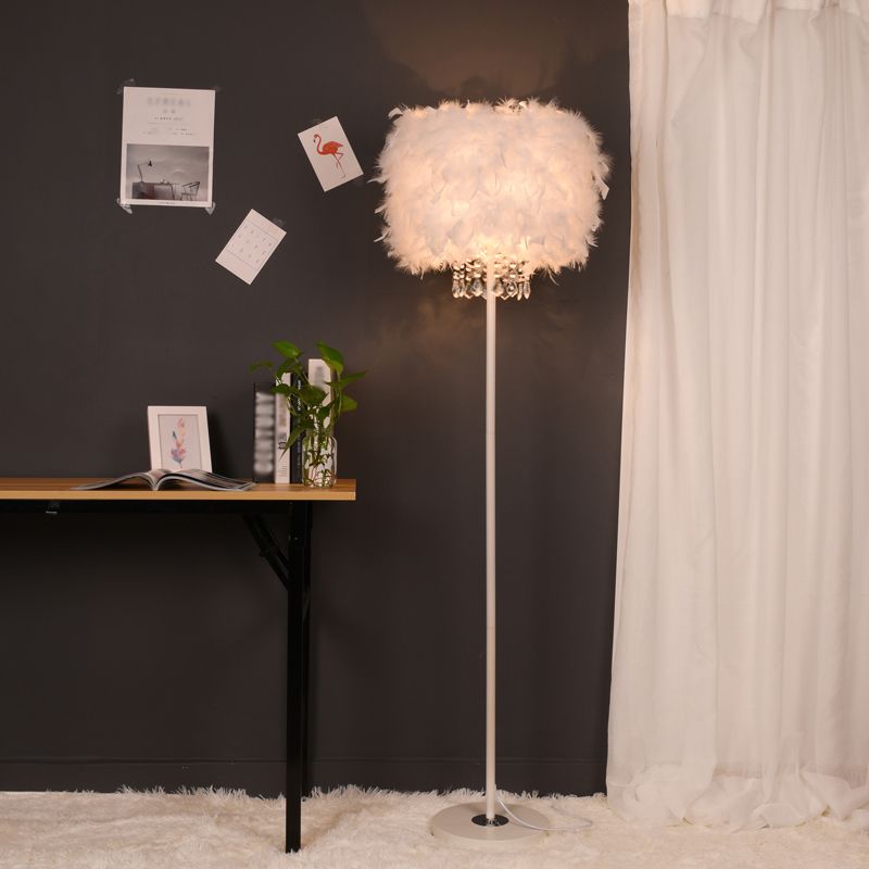 Lámpara de la sala de estar de una sola bombilla Minimalista White/Chrome Luz de pie con sombra de pluma cilíndrica