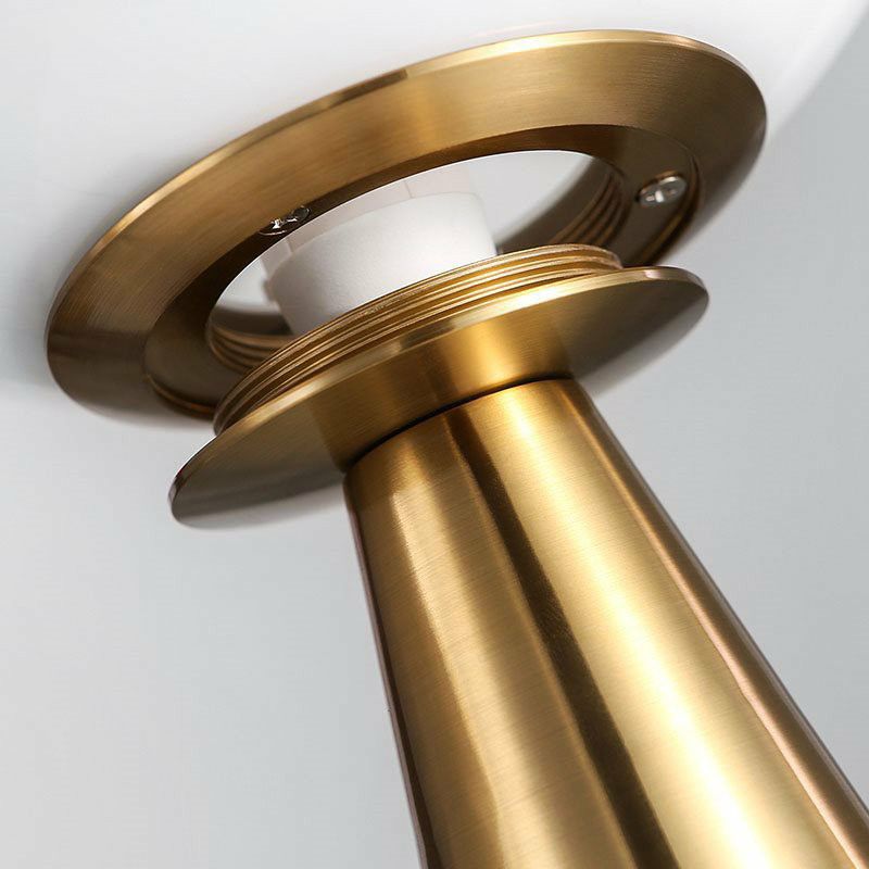 Lampada da tavolo conico in ottone placcata leggero in metallo minimalista con sfera di vetro bianco a sfera