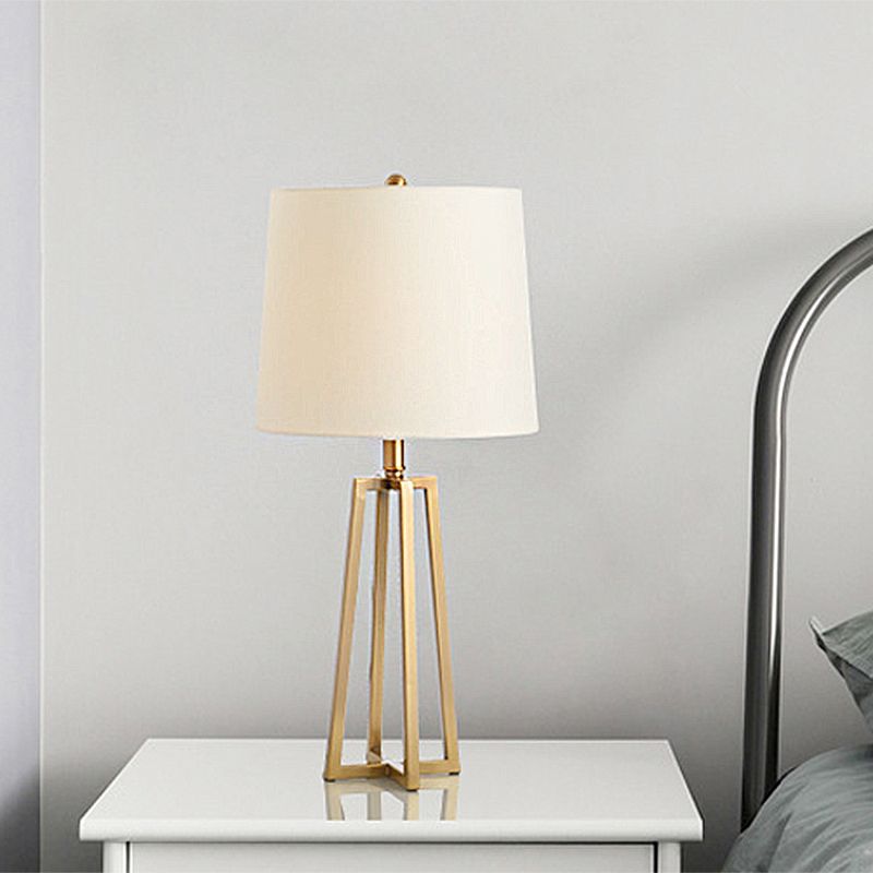 Stoffentrommeltafel Licht traditionele 1 lichte slaapkamer taakverlichting in wit met geometrische basis