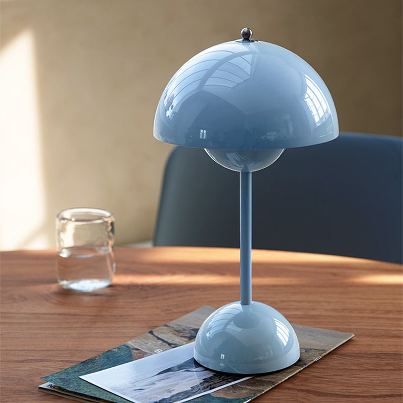 Lampada da tavolo da notte in stile moderno a cupola in metallo un comodino leggero