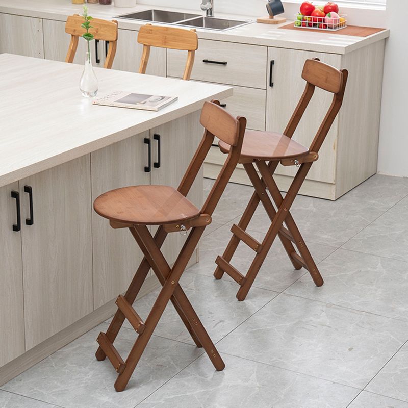 Moderno sgabello da banco in legno con un sedile in legno con sedile in legno e pedale
