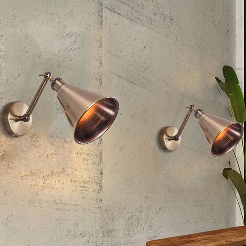 Illuminazione a parete con sola a parete a parete in ottone spazzolato metallico con il braccio regolabile