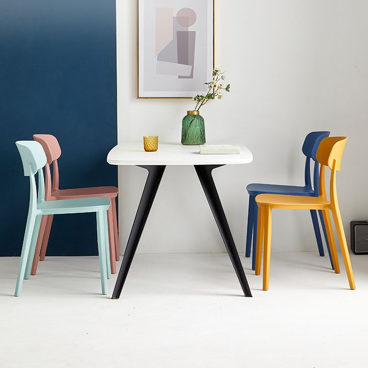 Chaise latérale de restaurant en plastique scandinave, couleurs bonbon, chaise de salle à manger à dossier ouvert