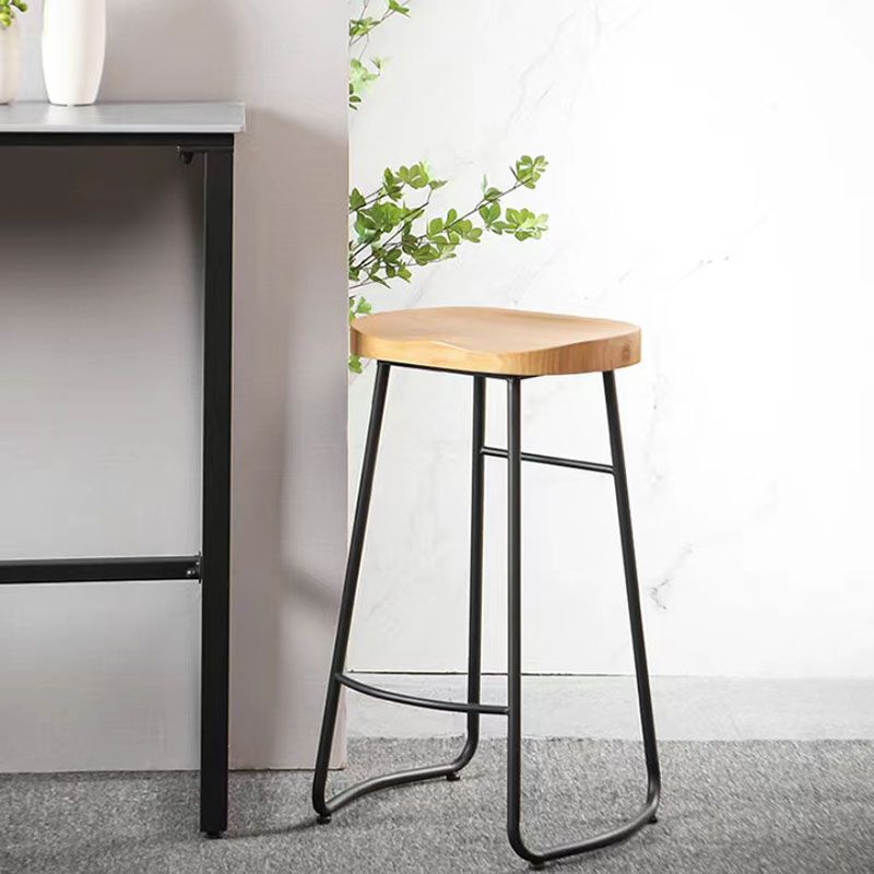 Barhosel für industrielle Style mit Schlittenrund-Sattel-Sitzschuhhocker für die Küche