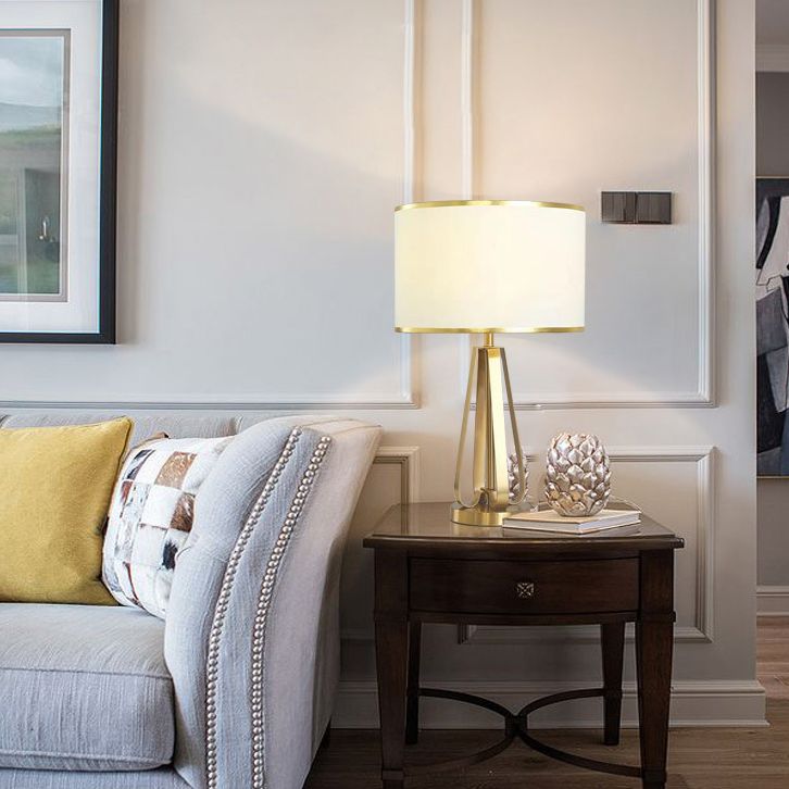 Goldene trommelförmige Tischlampe zeitgenössischer Metallnächte und Lampe für Schlafzimmer