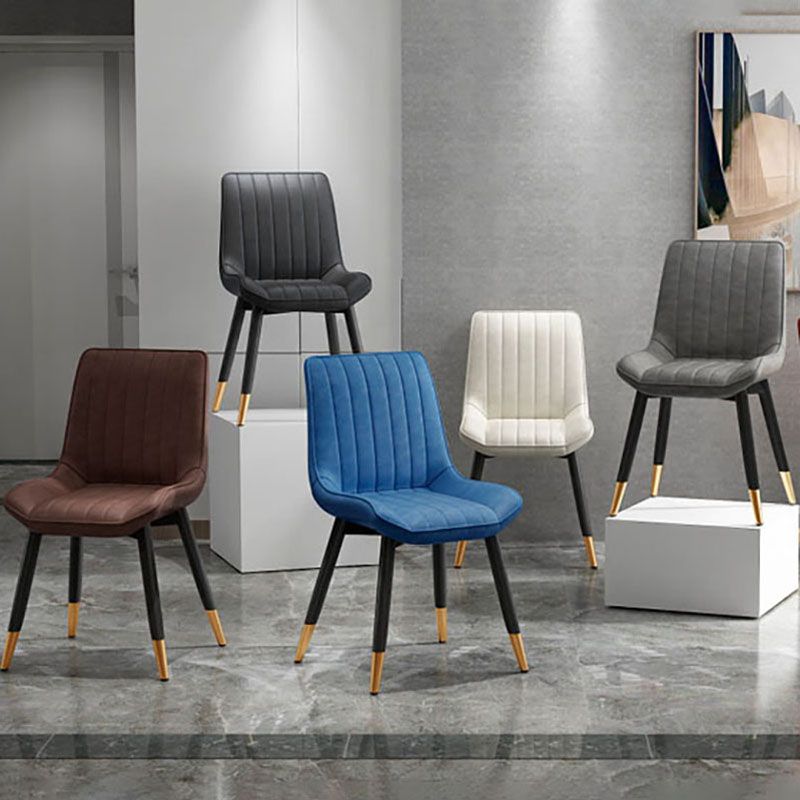 Silla auxiliar de comedor contemporánea Silla Parsons curvada de cuero con acabado mate