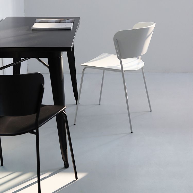 Silla lateral escandinava de plástico para interiores y exteriores, silla con respaldo abierto