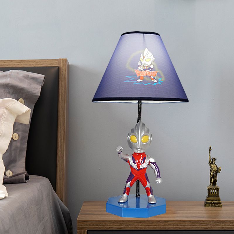 Lampada da tavolo blu a botte/trapezio per bambini, illuminazione da comodino in tessuto a 1 testa con decorazione Ultraman