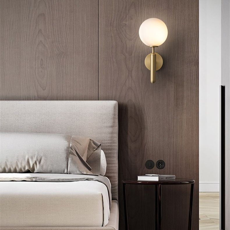 Melkachtige witte bal en waterpatroon bal eigentijds 1 hoofd wandmontage verlichting in messing