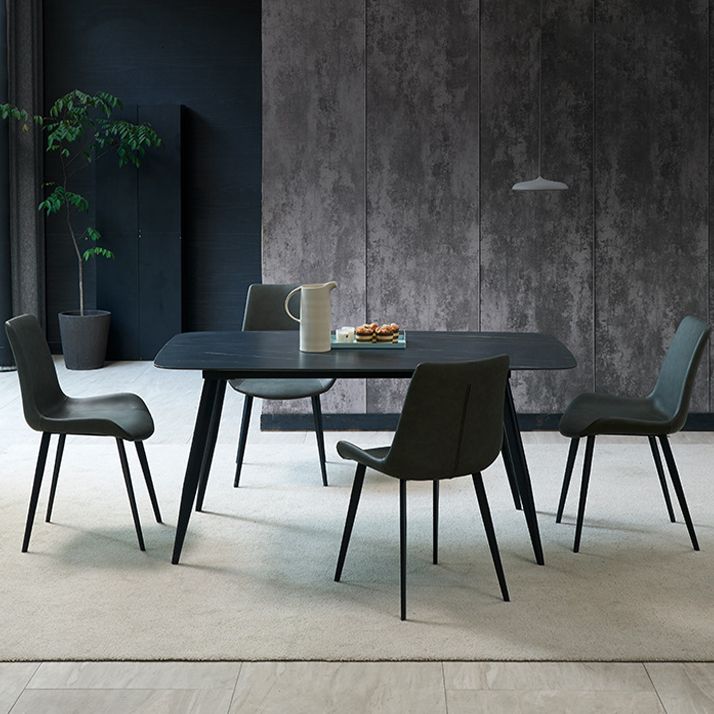 El comedor contemporáneo preside la silla sin brazos curvada de cuero mate de Parsons