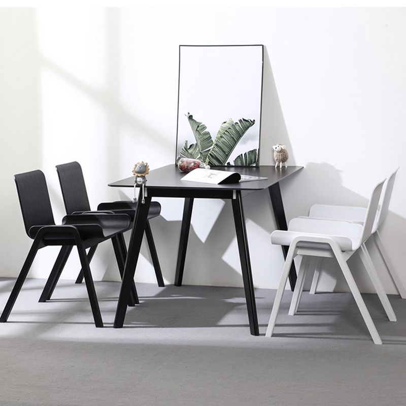 Sillón de comedor apilable escandinavo con respaldo macizo y patas de madera
