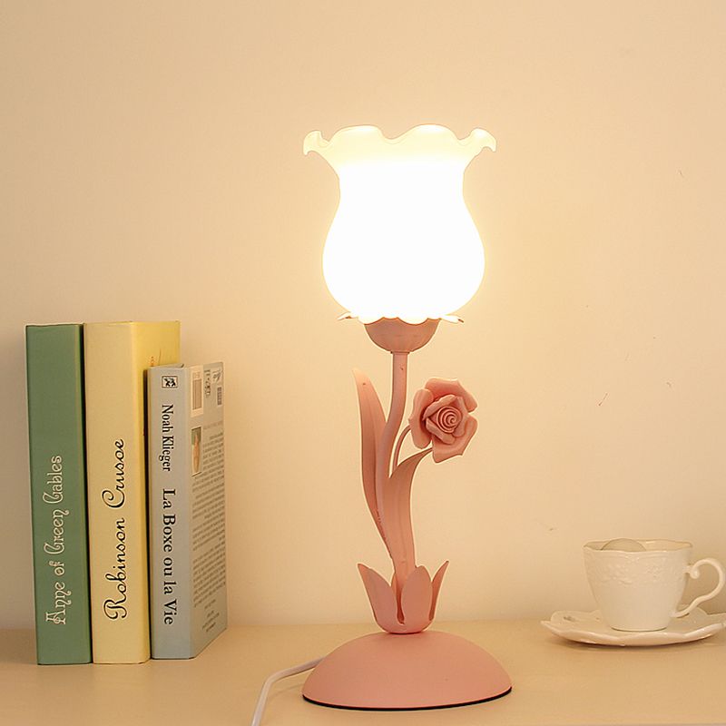 Pastoral Rosenknospetisch Licht 1 Kopf Opal Mattglas Nachttisch Lampe mit rosa/blau/grüner Rebe