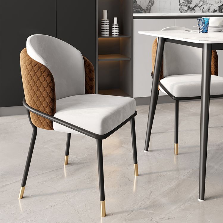 Scandinavische stijl gestoffeerde zijstoelen stevige rugarmloze eetkamerstoelen voor thuis