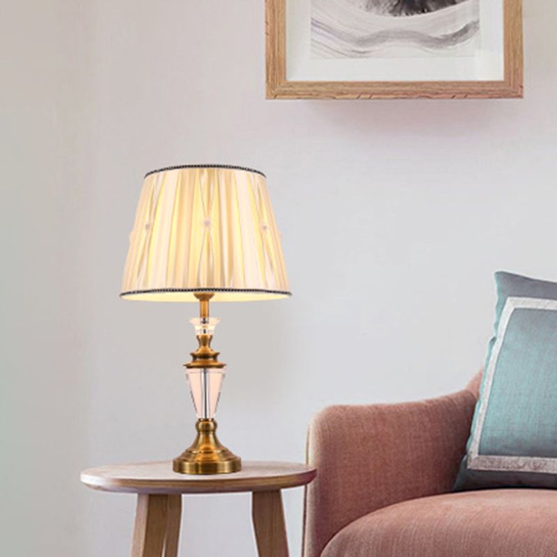 Lámpara de mesa de noche modernista de 1 cabezal, color beige claro, con tambor cónico y pantalla de tela