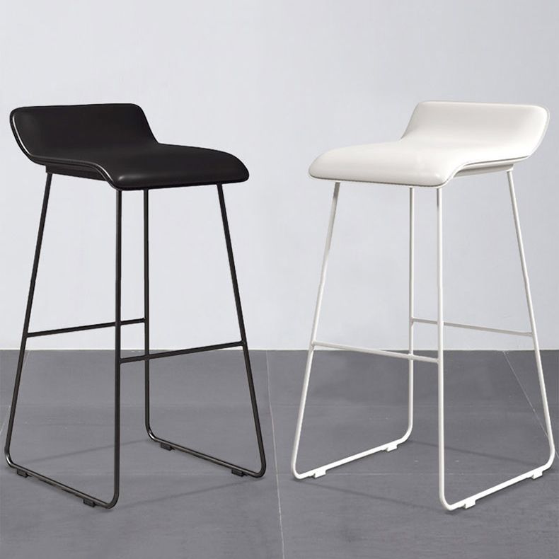 Glam Counter Barhocker, runder Barhocker, armloser Leder-Barhocker mit Fußstütze, Eisengestell