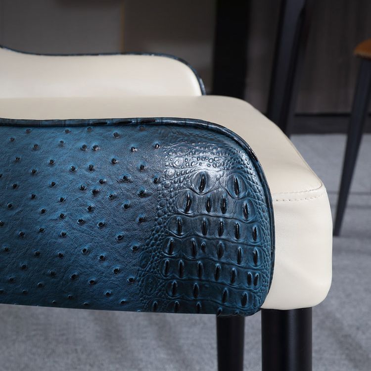 El comedor de madera contemporáneo preside los sillones laterales tapizados para el uso en el hogar