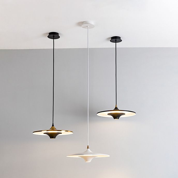 Moderne minimalistische LED -LED -Lampe Lack -Eisenuntertasse Pendellicht mit Acrylschatten