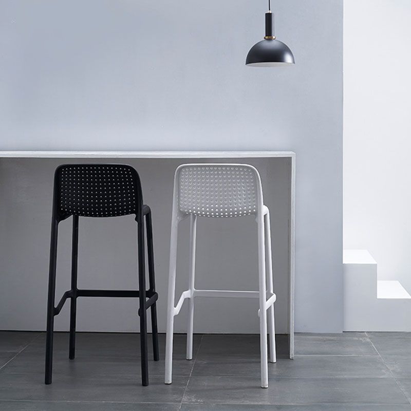 Taburete de bar de plástico contemporáneo, taburete de bar Bristol con reposapiés y respaldo bajo
