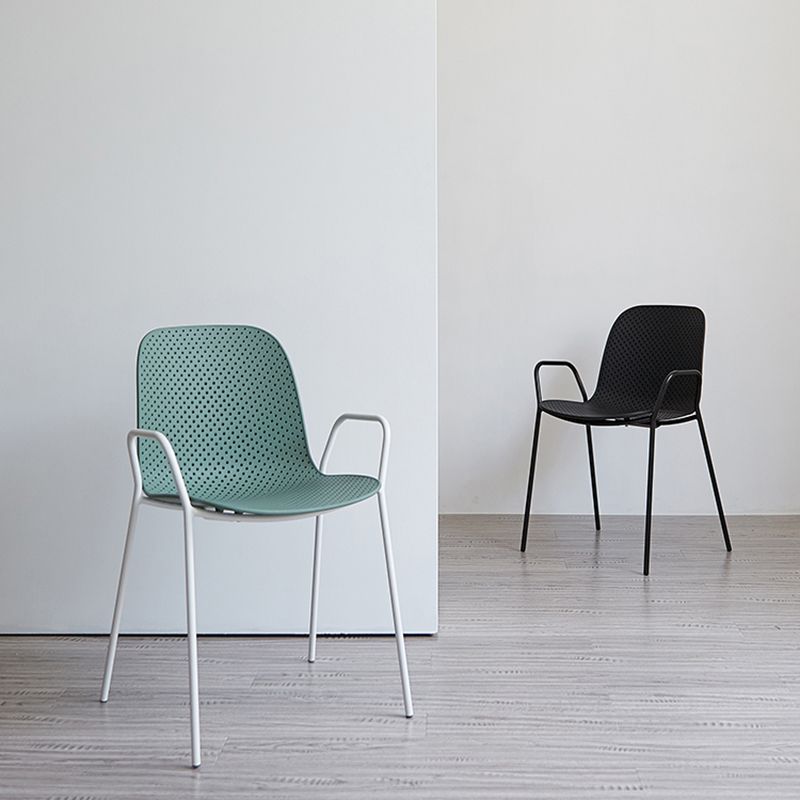 Sillas de comedor de plástico de cocina de estilo industrial que cenan sillones apilables con patas de metal