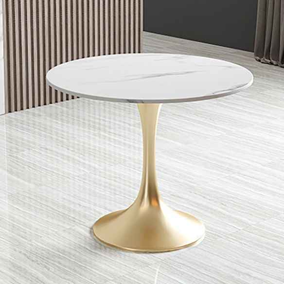 Salle de salle à manger blanche en pierre glamour avec table ronde et meubles de table à manger de base en métal