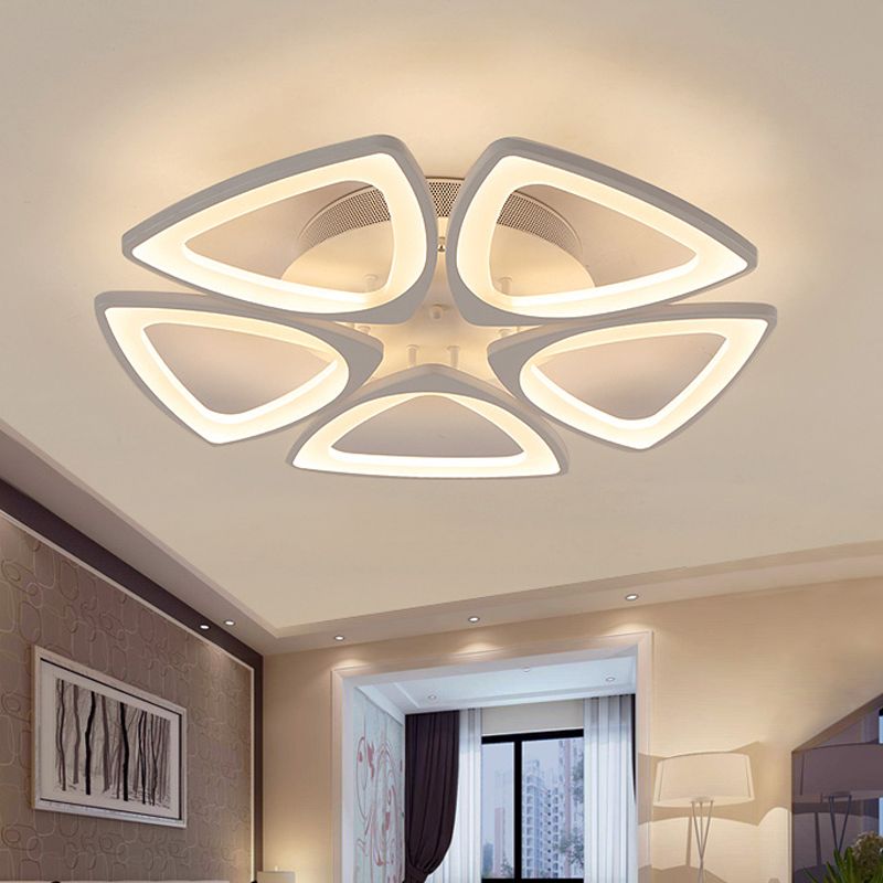 Triángulo Minimalista Flor Flush Montaje Acrílico 5/12/18 Cabezas Lámpara de techo de montaje de semi descarga en blanco