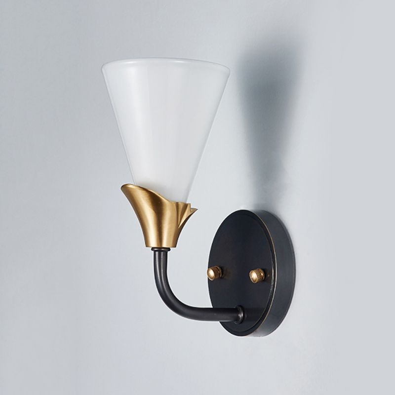 Finitura in ottone 1/2-bulba Accensione da parete Stile Country Glass White Conico conico conico con la parete