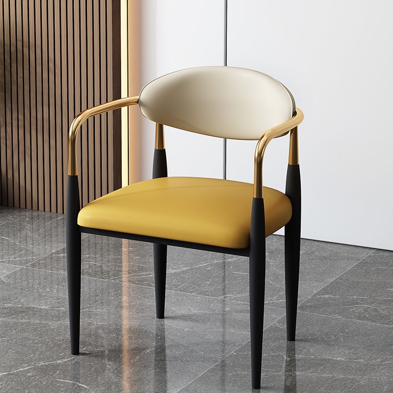 Silla de comedor de cuero estilo diseñador con acabado mate y respaldo abierto (juego de 2)
