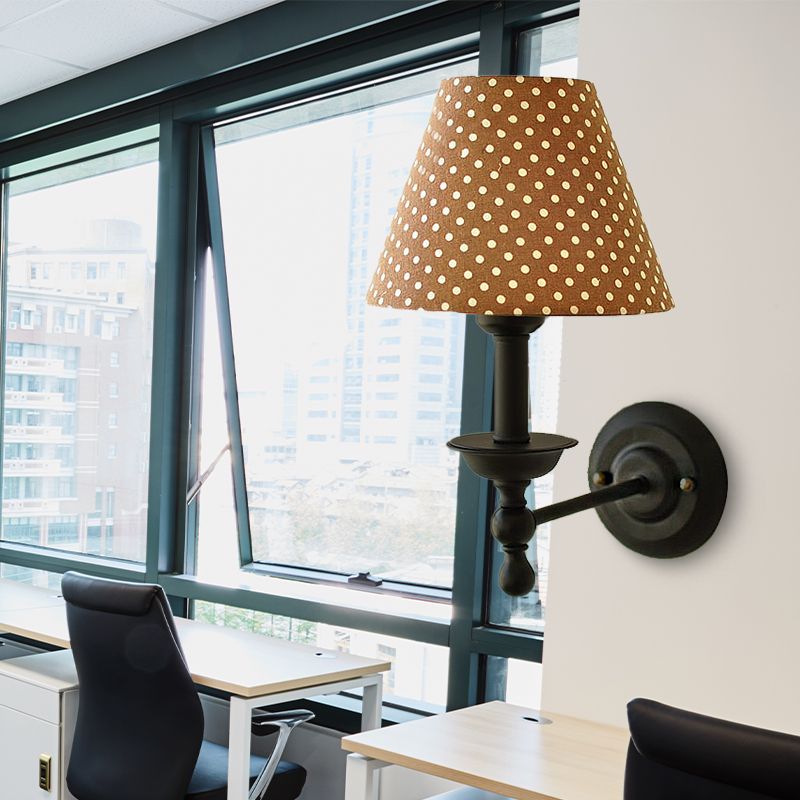 Luminaire d'éclair applicable conique moderne 1 lumière en métal lumineux lumière murale avec une nuance de tissu à point dans le café / bleu