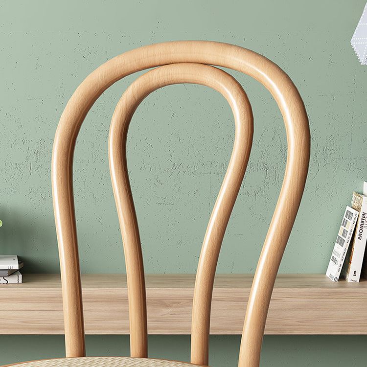 Le bois de hêtre de style contemporain préside la cuisine arrière de Windsor dinant la chaise