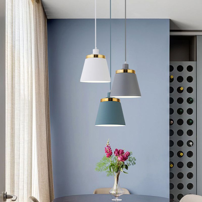 Plafonnier à pendentif conique de style moderne.