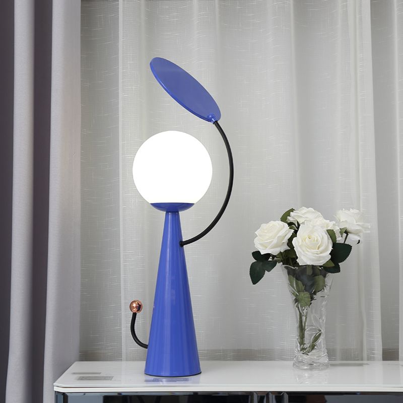 Lampada da comodino conica con finitura blu Lampada da scrivania moderna in metallo a 1 lampadina con paralume sferico in vetro bianco e decorazione a specchio