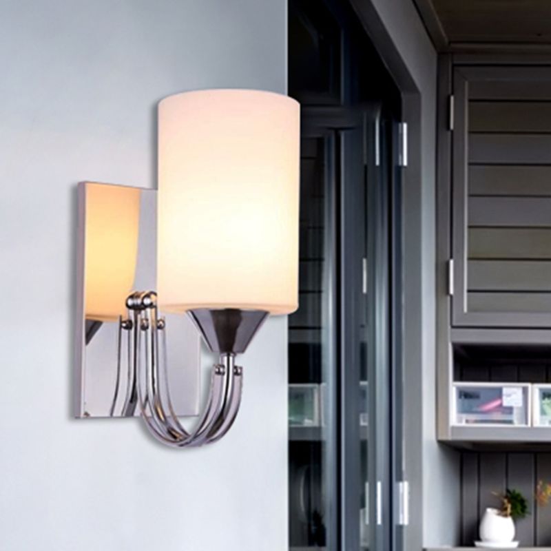 Illuminazione cilindrica argentata modernista 1 leggera lampada montata a parete in vetro bianco con braccio curvo