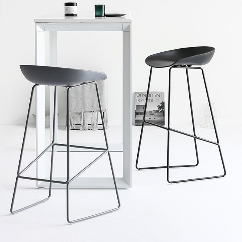 Nordic Indoor Barhocker mit niedriger Rückenlehne, einfacher hoher Eisenhocker mit Kunststoffsitz