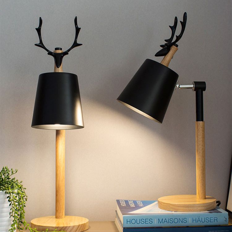 Lámpara de mesa de sombra cónica de metal nórdico de metal de 1 luz de la mesa del dormitorio con base de madera