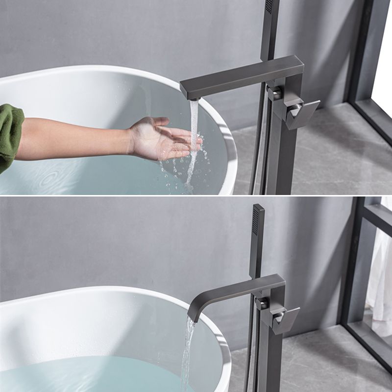 Floor Mounted Metal Freestanding Tub Filler Swivel Freestanding Faucet with Spray Gun
