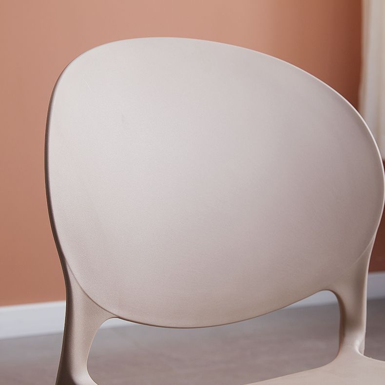 Silla lateral de plástico contemporánea, silla lateral de comedor apilable sin brazos con respaldo abierto